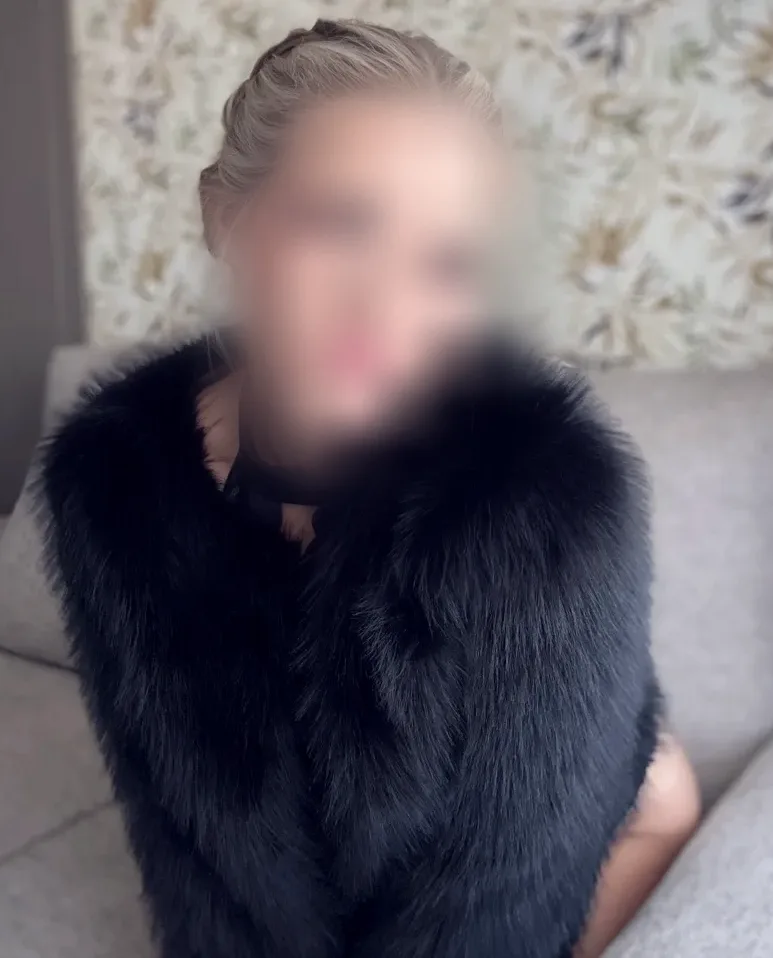Amber, 32
