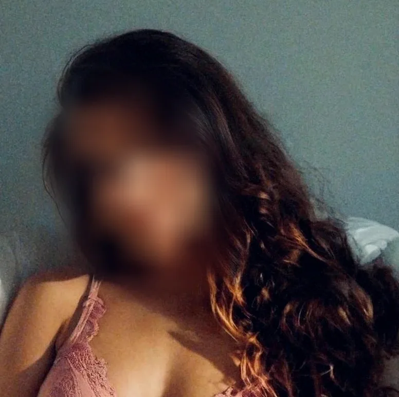 Mia, 25