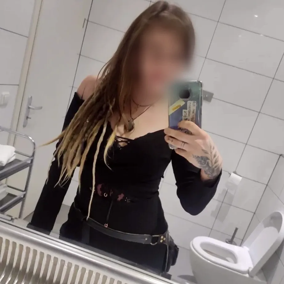 Rhona, 30